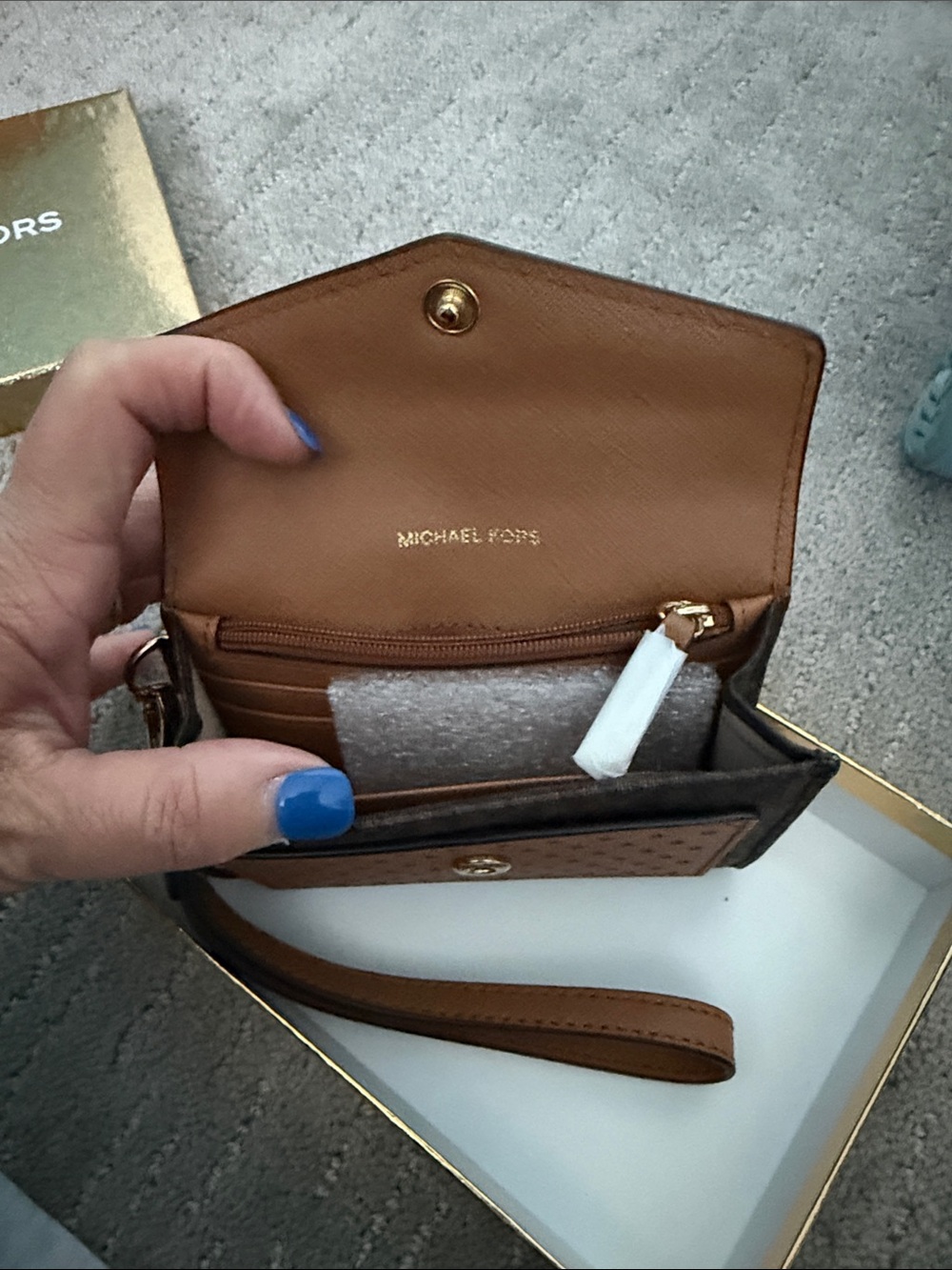 Michael Kors Acorn/Brown Leather MD Card Holder with Gold Accent - Picture 5 of 7